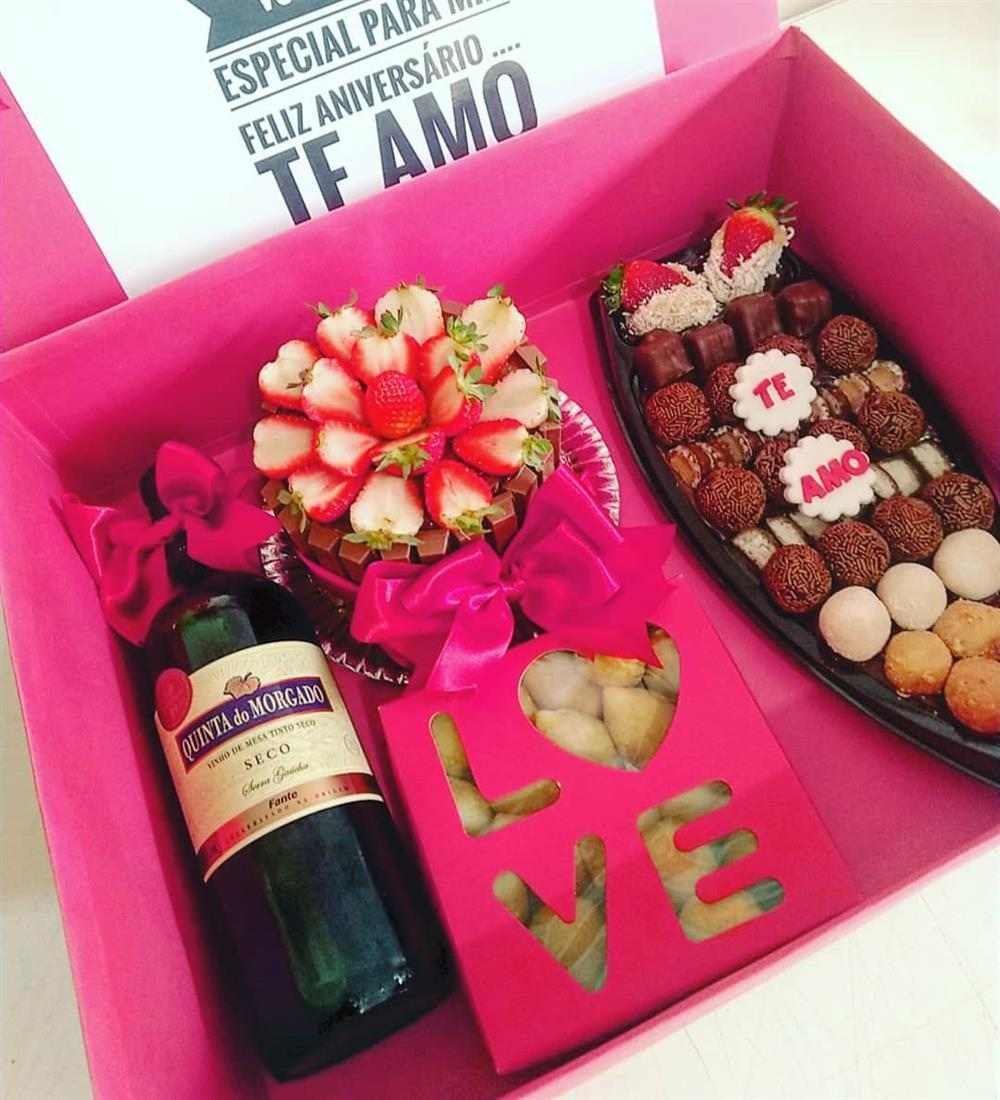 caixa rosa com barca de doces gourmet