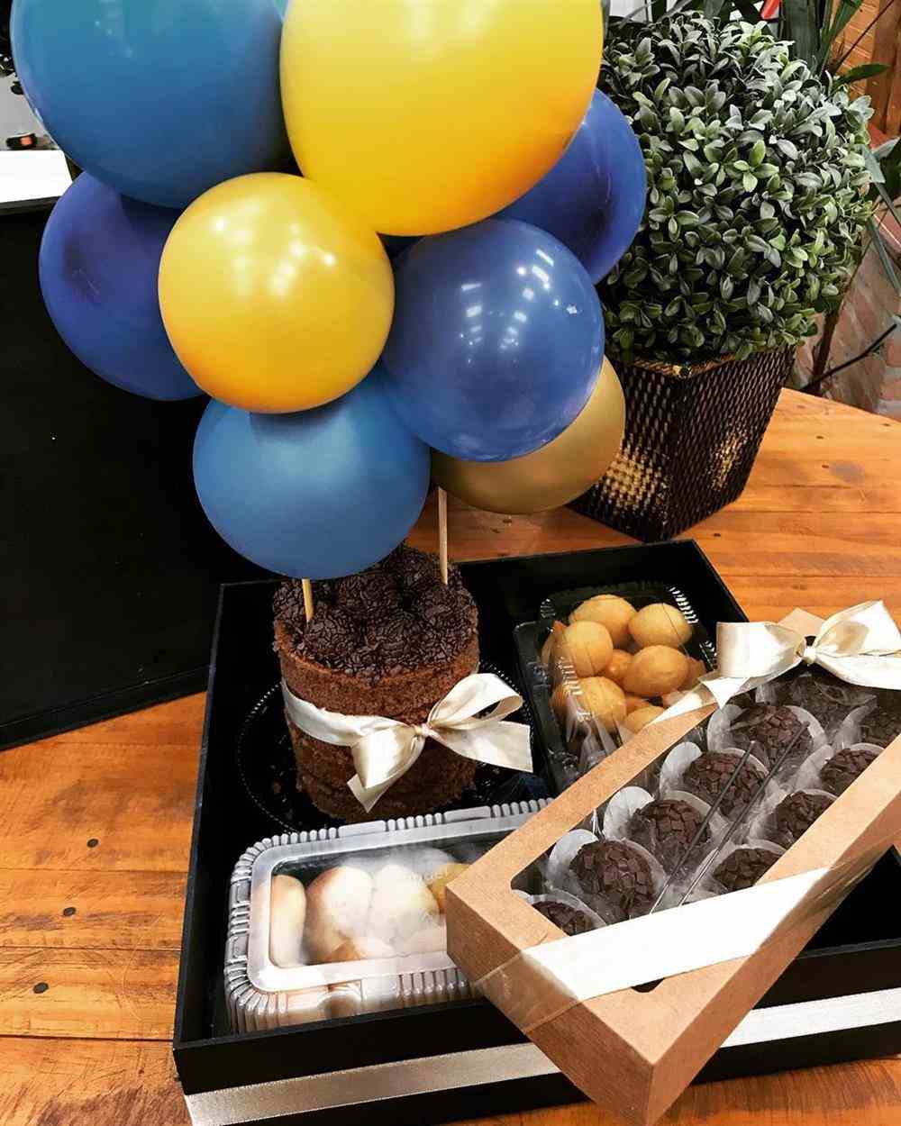 decoração com balao azul e dourado