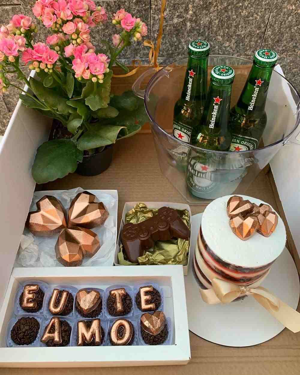 caixa com heineken e vaso de flores