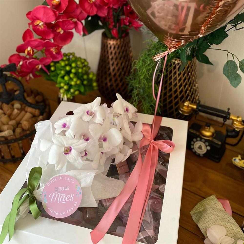 caixa com flores naturais e balao
