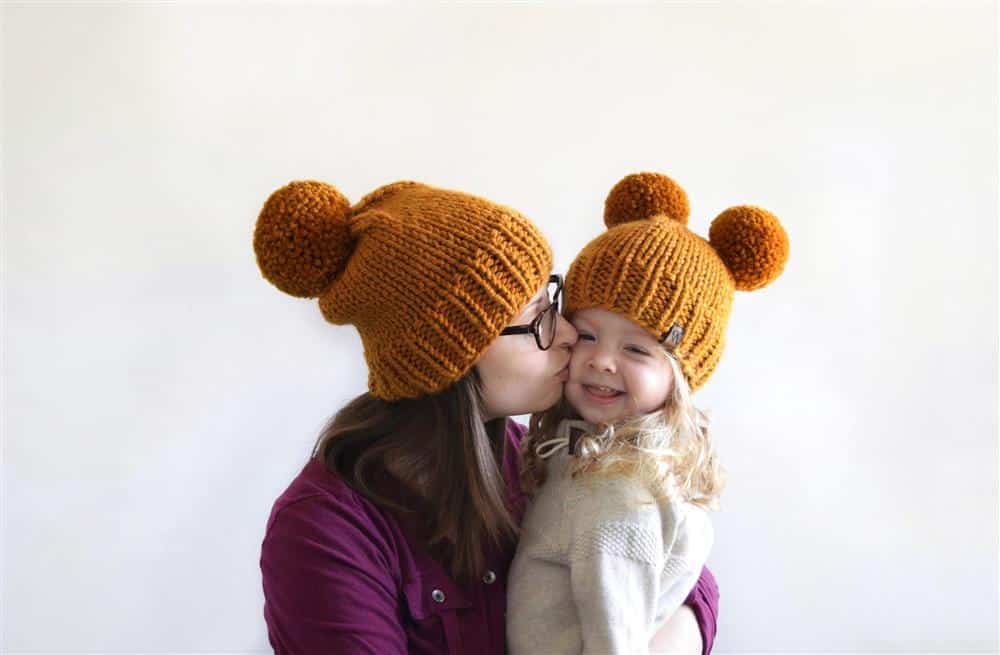 modelo mãe e filha com pompom