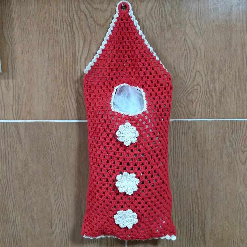 vermelho com flores brancas