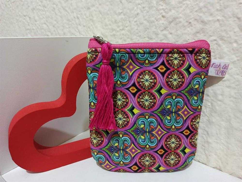 modelo com ziper colorido