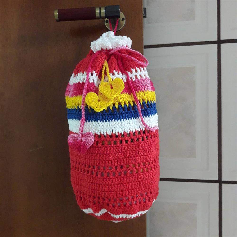 modelo listrado com fundo vermelho