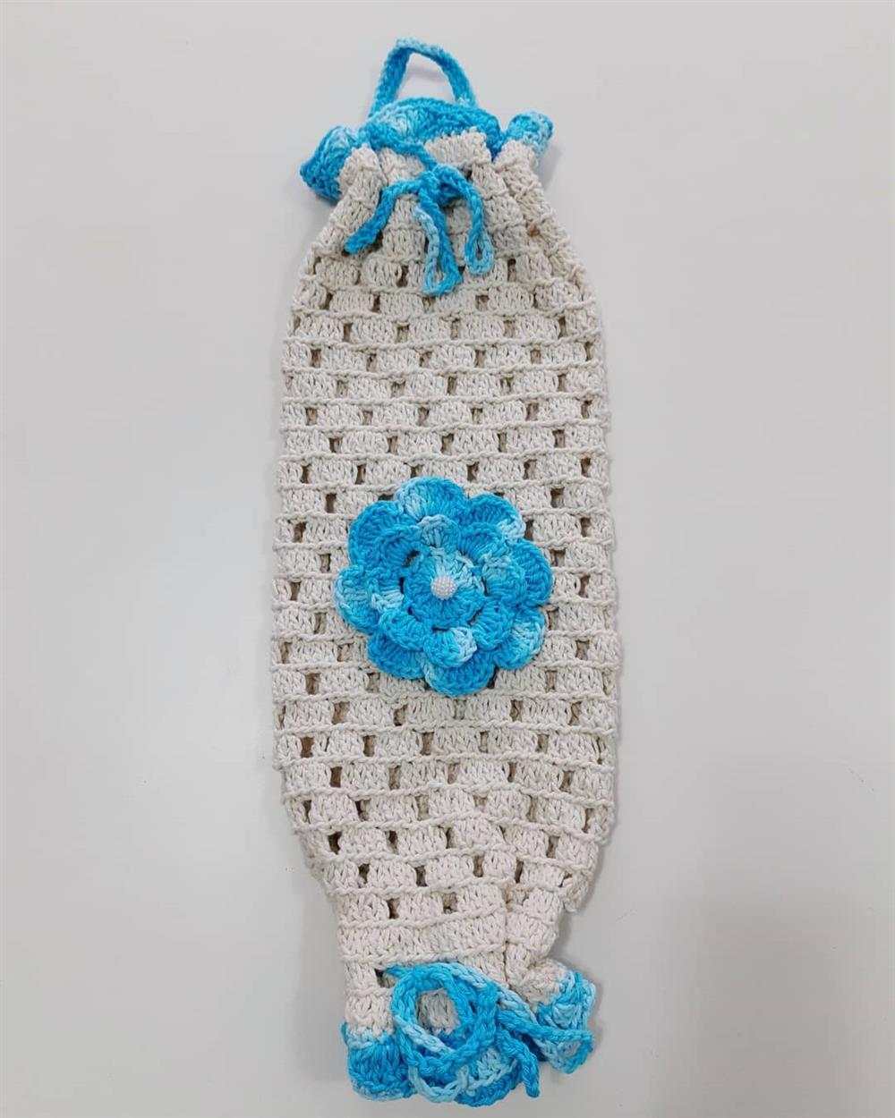 barbante cru e flor azul