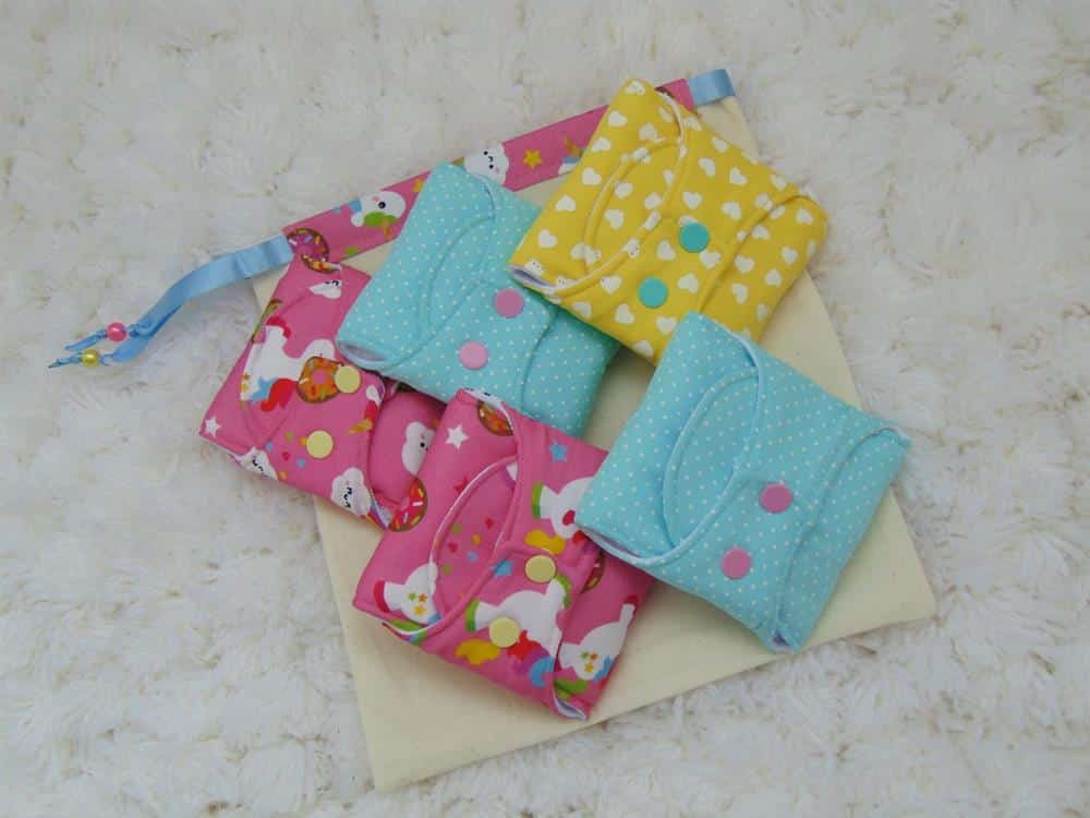saquinho com kit de absorventes ecológicos