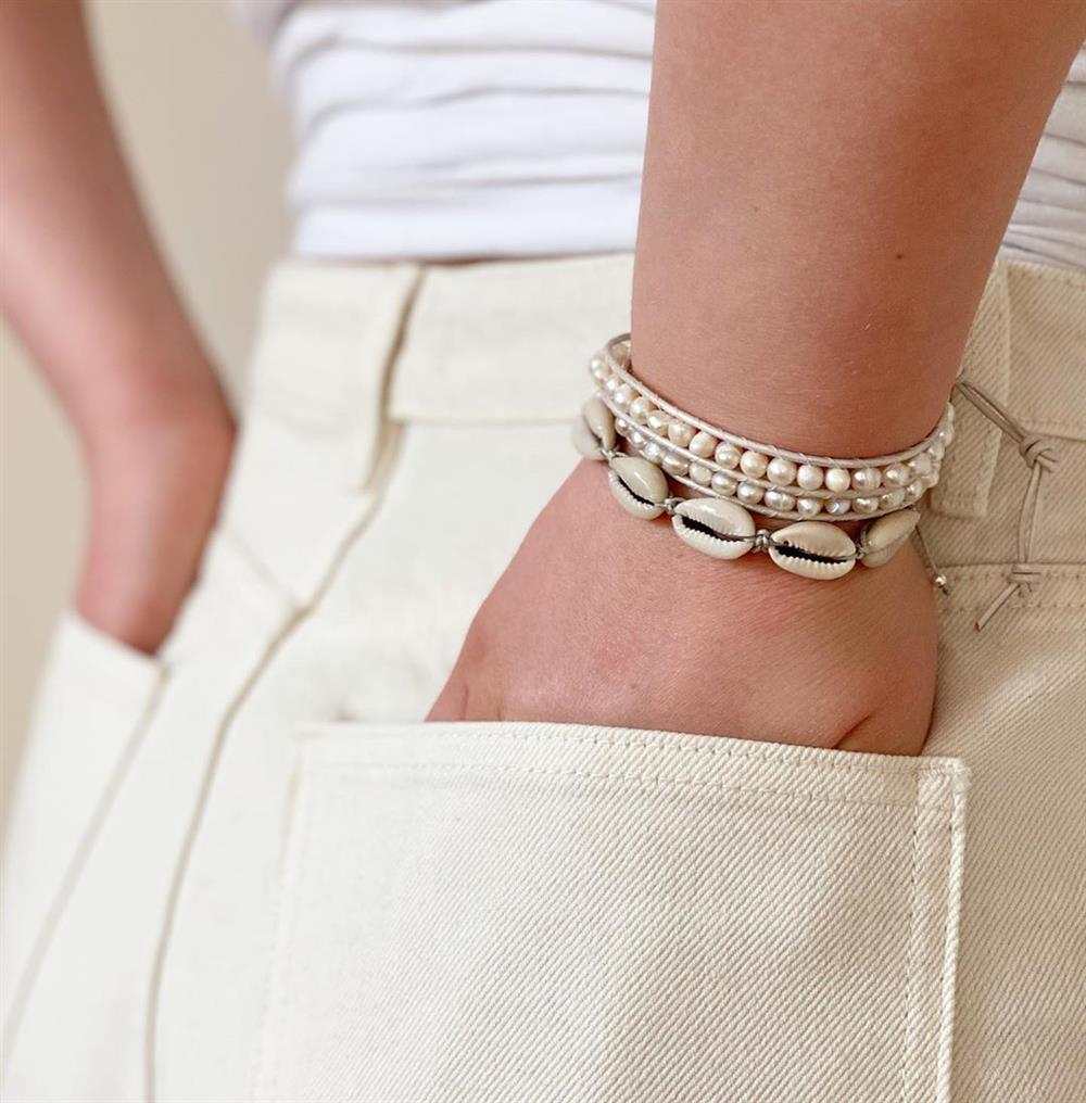pulseira com conchas e perolas