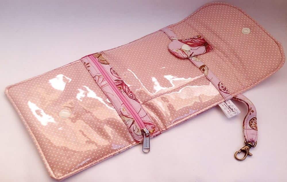 feito de plástico cristal e tecido
