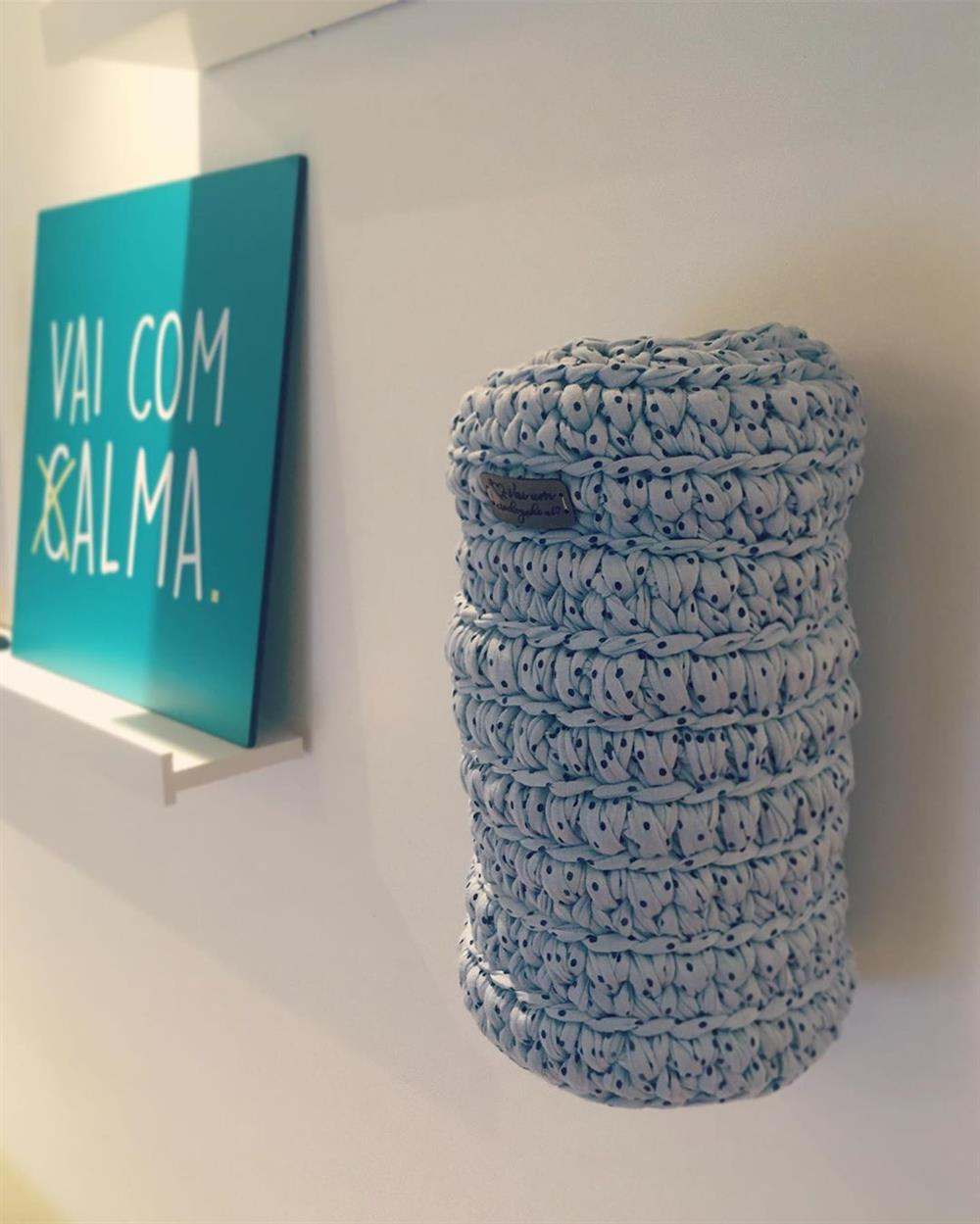 puxa saco de crochê de fio de malha azul