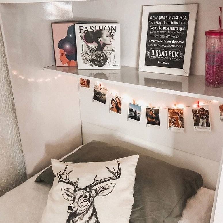 quarto com fotos do casal