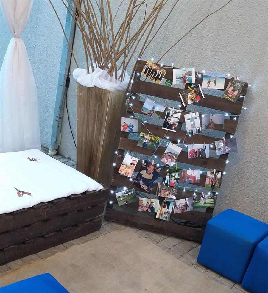 Varal de fotos em pallet de madeira