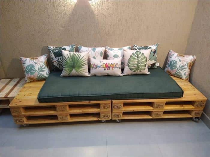 banco de pallet com almofada