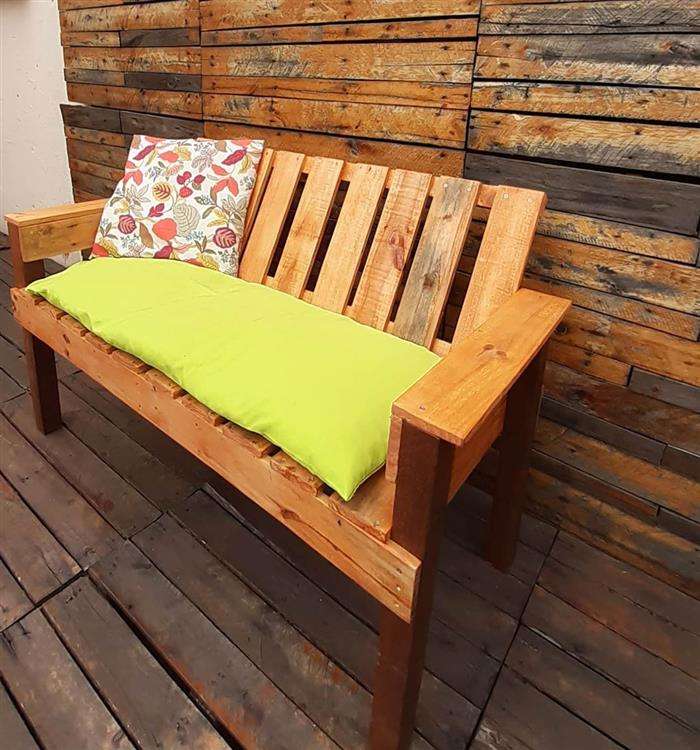 banco de pallet com almofadas
