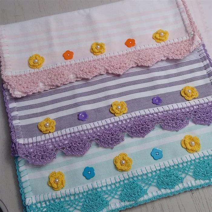 Toalha decorada com apliques de croche
