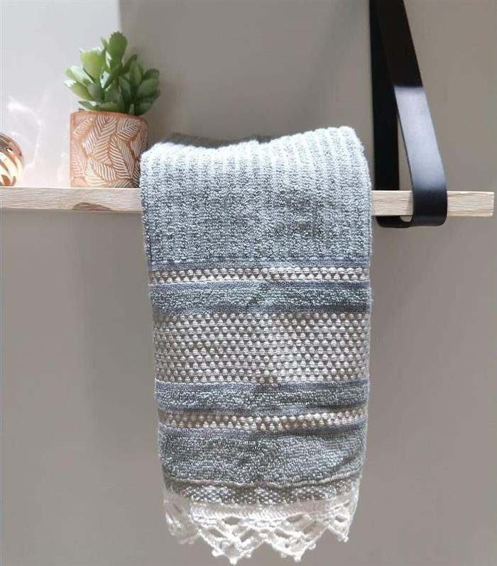 toalha com bordado e bico de croche