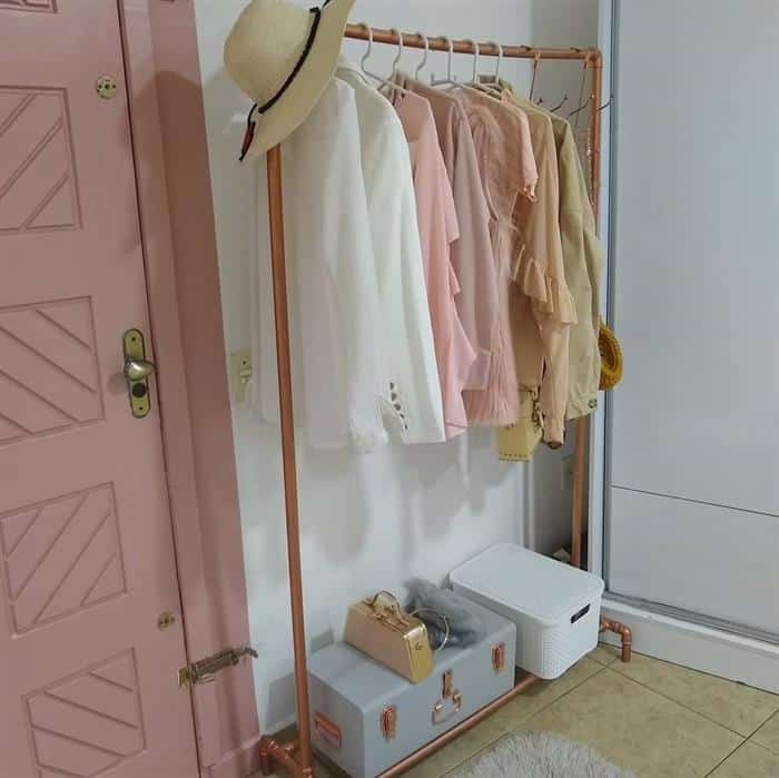 arara de roupas bronze