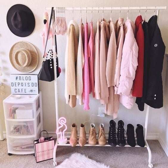 arara de roupas com sapateira