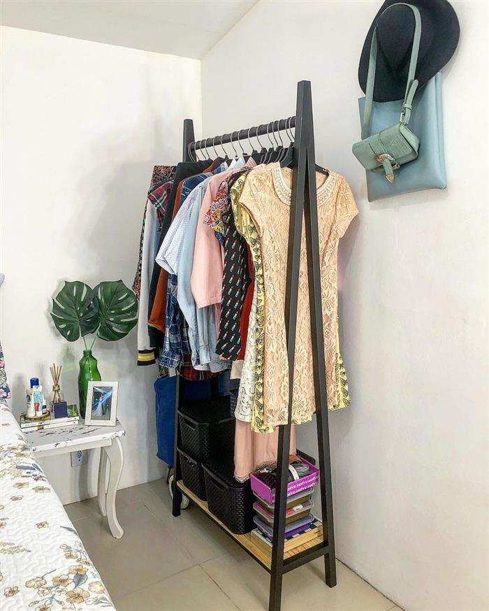 arara de roupas de madeira