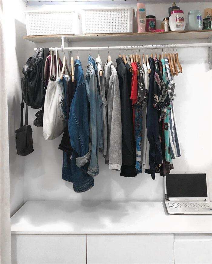 arara de roupas de parede