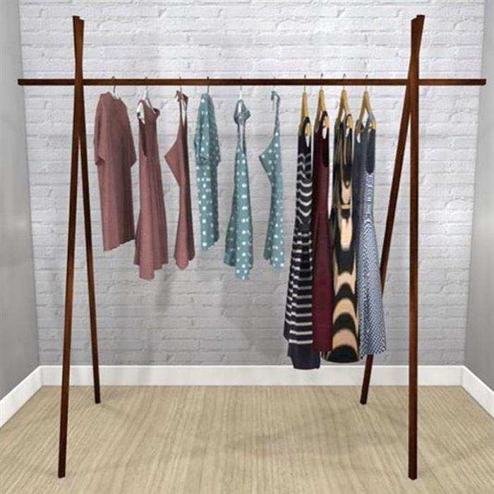 arara de roupas em madeira