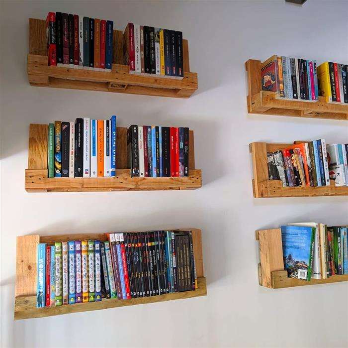 prateleira de livros com paletes