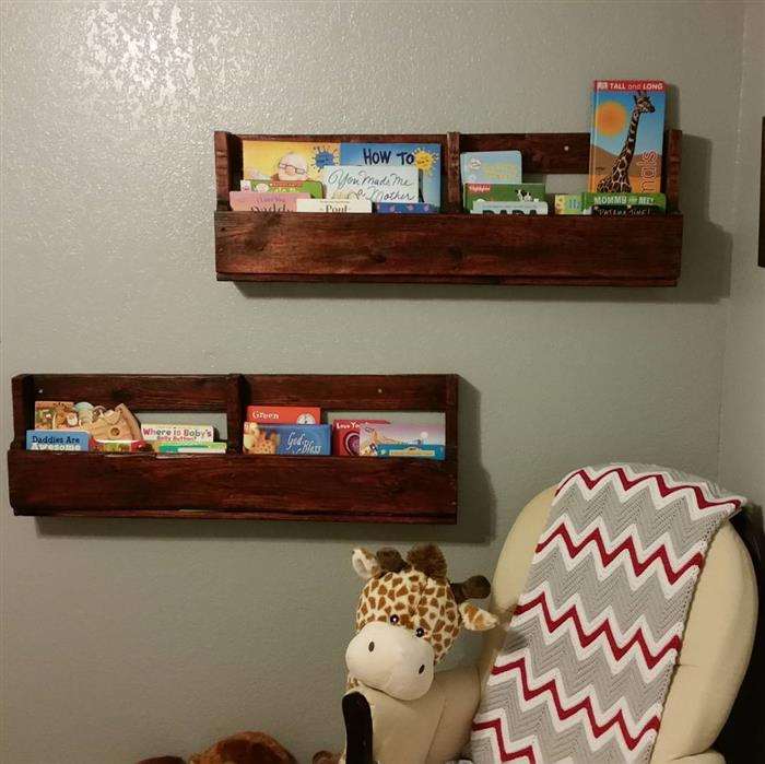 prateleira de pallet para livros