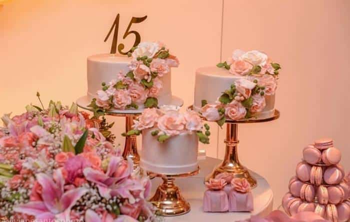 decoração com 3 bolos