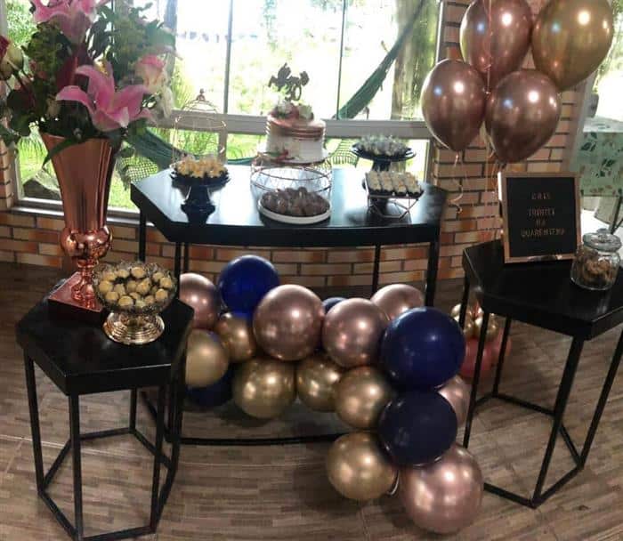 festa com balões metalizados