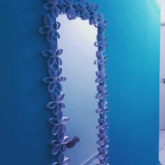 moldura com rolo de papel higienico