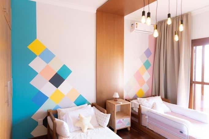 parede pintada com fita azul