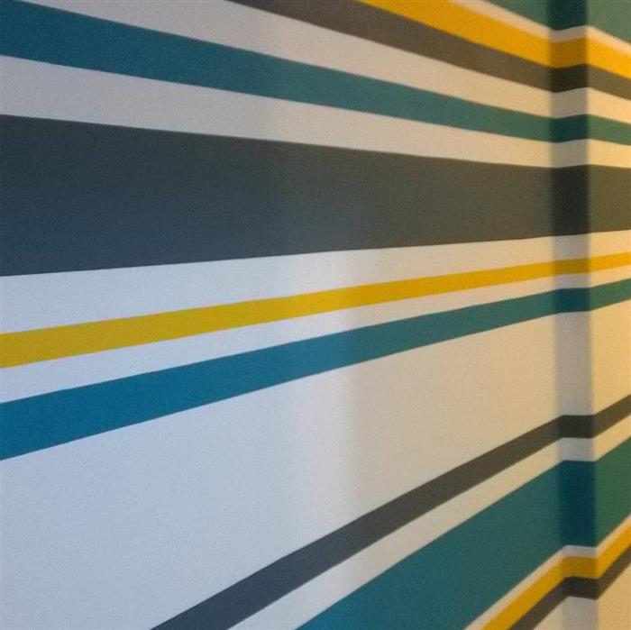 parede pintada com fita colorida