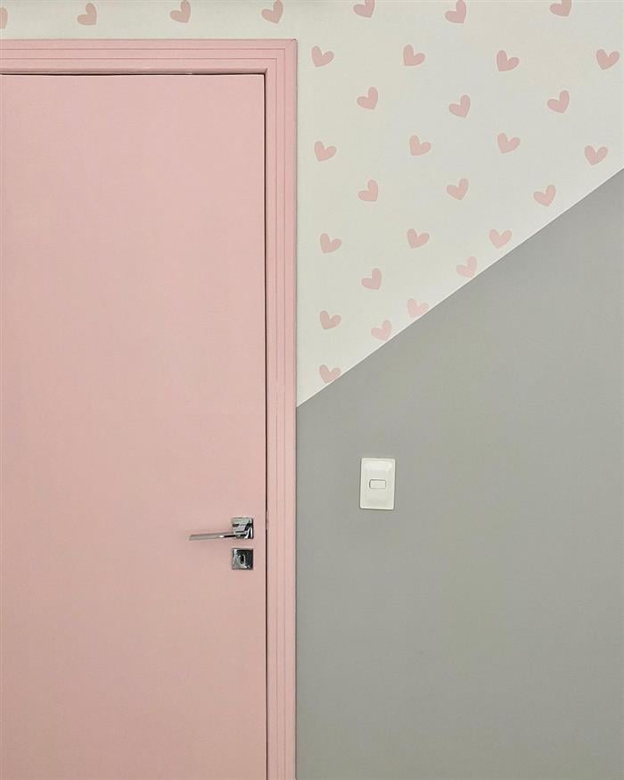 parede pintada com fita e corações