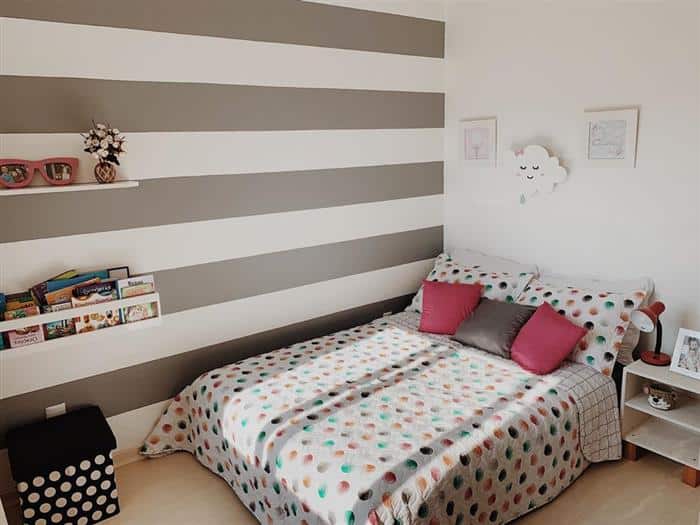 parede pintada com fita listras