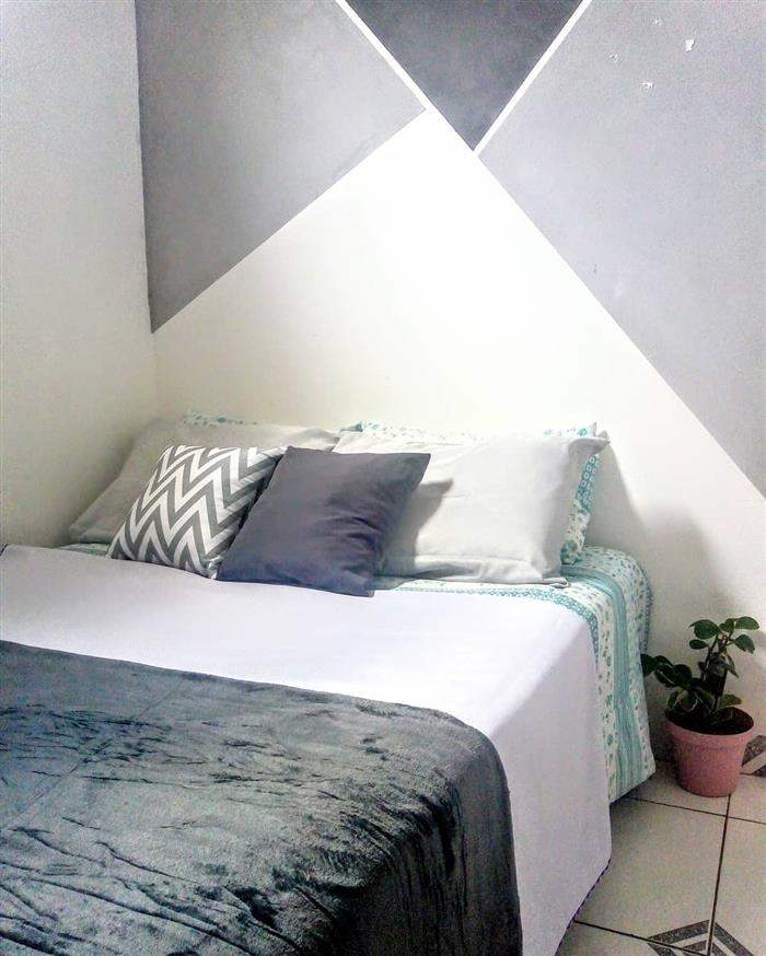 parede pintada com fita na parede da cama