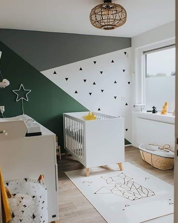 parede pintada com fita para quarto de bebe
