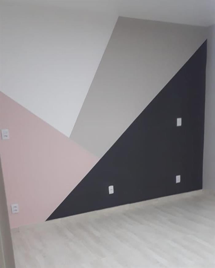 parede pintada com fita rosa e cinza