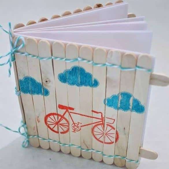 capa de livro feita com palitos
