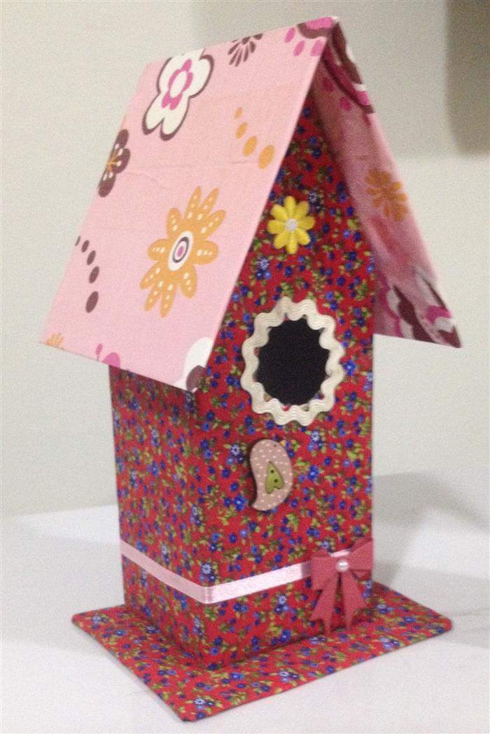casinha alta com caixa de leite