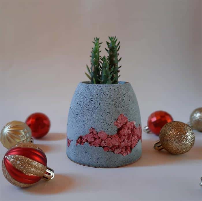 vaso com pedrinhas coloridas