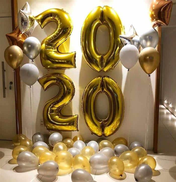 decoração de ano novo branco e dourado