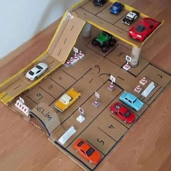 estacionamento com pista de papelão
