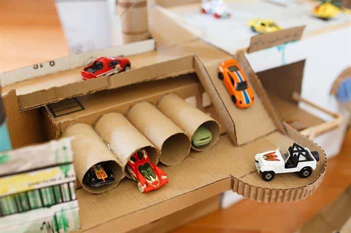 pista com garagem feita de papelão