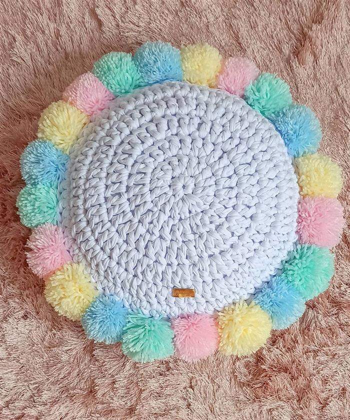 almofada de croche com pompom