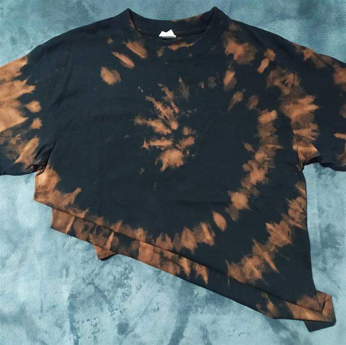 camiseta tie dye com candida