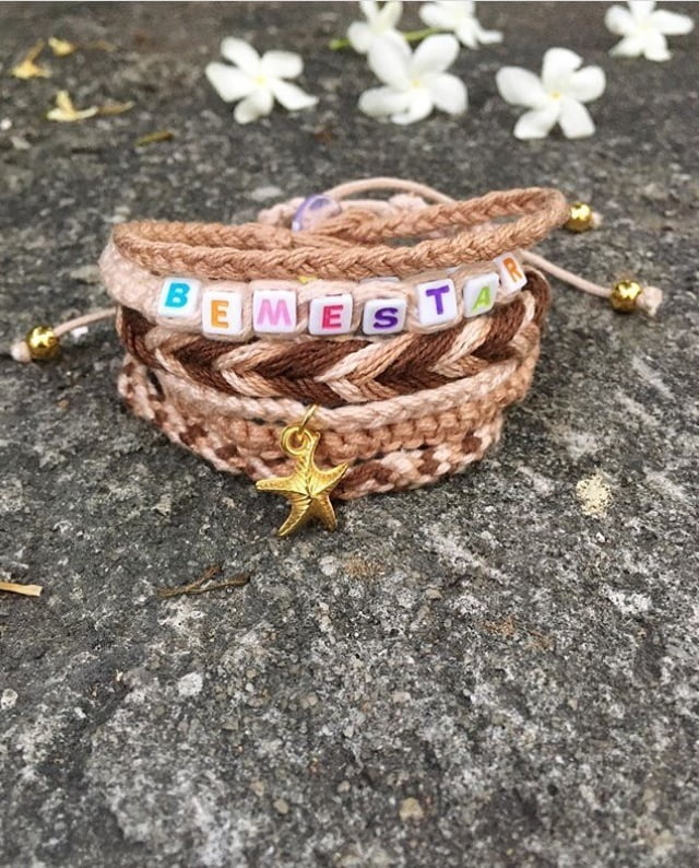 pulseira com letrinhas