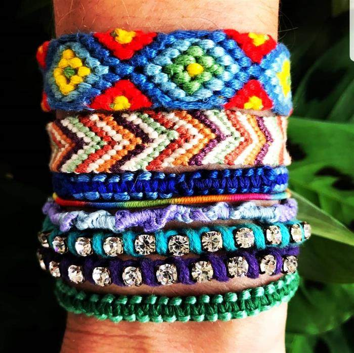 pulseira de linha com papelao