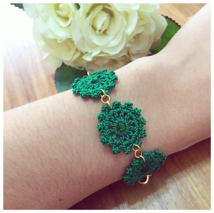 pulseira de linha de crochê