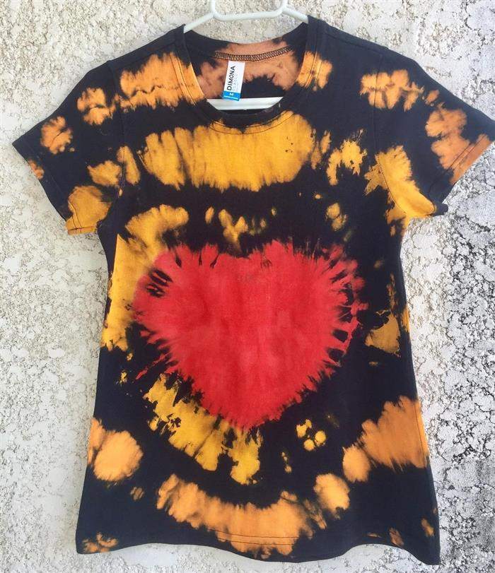 tie dye em camiseta preta.